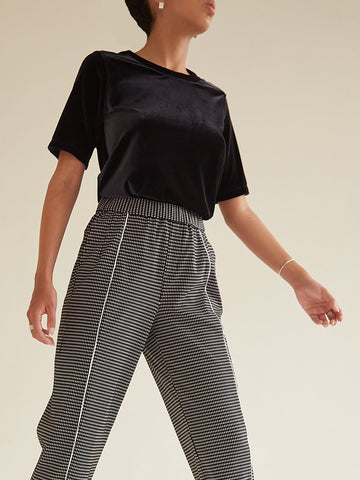 Camiseta Velvet Frío Suave Negro LÍRICO